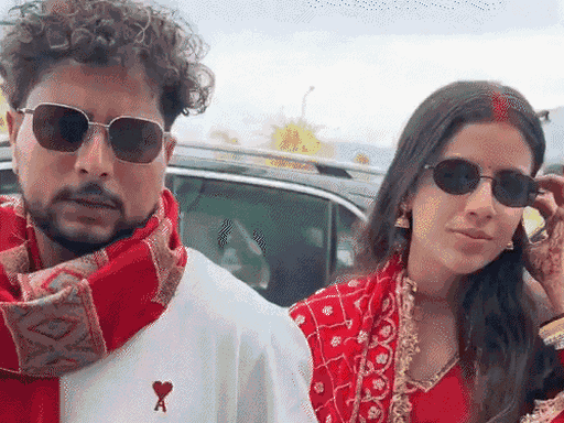 क्रिकेटर कुलदीप यादव अपनी दुल्हन वंशिका सिंह के साथ रविवार को कानपुर पहुंचे थे।