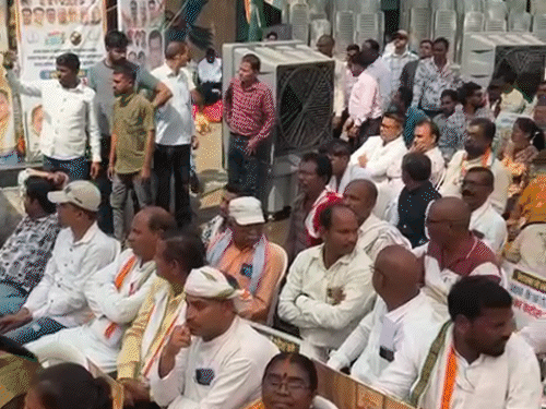 विधानसभा घेराव से पहले सभा में बड़ी संख्या में कांग्रेस कार्यकर्ता शामिल हुए।