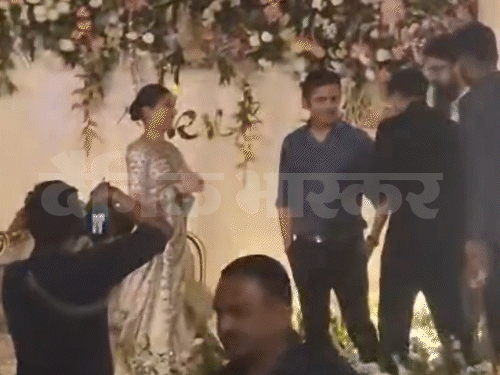 भारतीय क्रिकेट टीम के कोच गौतम गंभीर ने कुलदीप और वंशिका से मुलाकात की। दोनों के साथ फोटो खिंचाई।