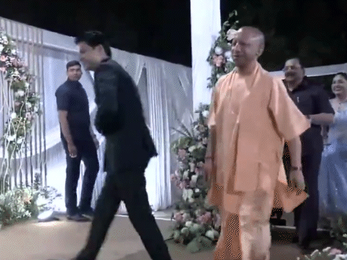 कुलदीप ने सीएम के दो बार पैर छुए। एक बार आते समय, दूसरी बार स्टेज से उतरते वक्त।