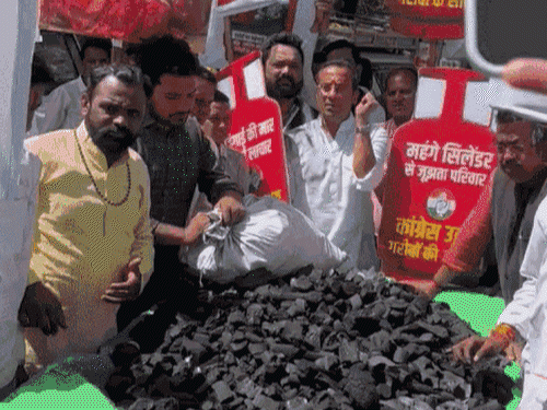 भोपाल में मंगलवार को कांग्रेसियों ने एलपीजी संकट के विरोध में प्रदर्शन किया। दुकानदारों को फ्री कोयला भी बांटा। - Dainik Bhaskar