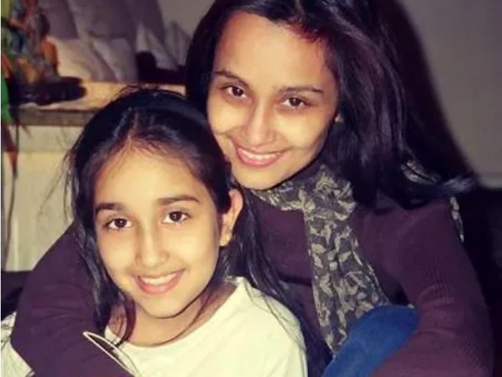 मां राबिया खान के साथ जिया के बचपन की तस्वीर।