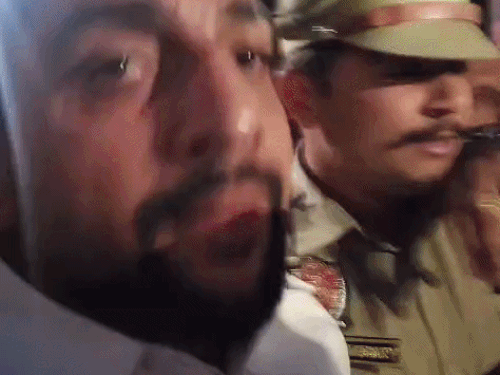 पुलिस ने भाजपा नेता शीतल अंगुराल को भी डिटेन कर लिया।
