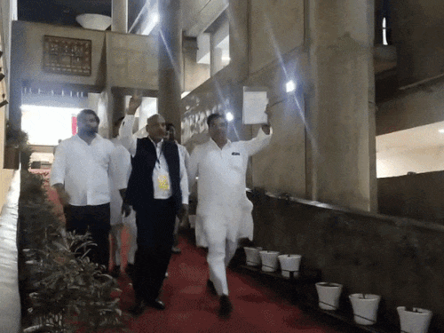 जीत का प्रमाण पत्र लेकर आते कांग्रेस के उम्मीदवार कर्मवीर बौद्ध