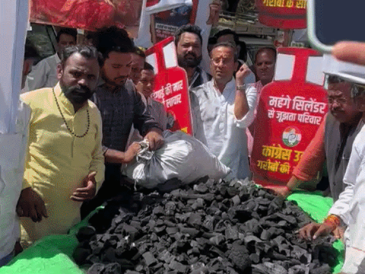 मंगलवार को भोपाल में कांग्रेस नेता रविंद्र साहू झूमरवाला ने दुकानदारों को कोयला दिया था।