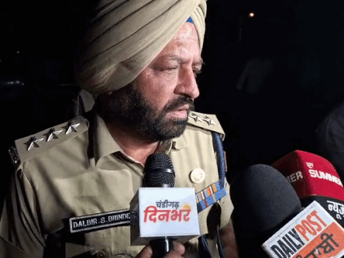 डीएसपी दलबीर जानकारी देते हुए।