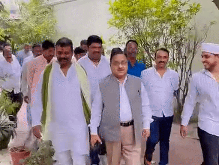 यह रील राजकुमार चौहान ने 5 दिन पहले फेसबुक पर पोस्ट की थी। इसमें वे (गले में गमछा डाले) राज्यसभा सांसद राधामोहन अग्रवाल (सदरी में) के साथ चलते हुए नजर आ रहे।