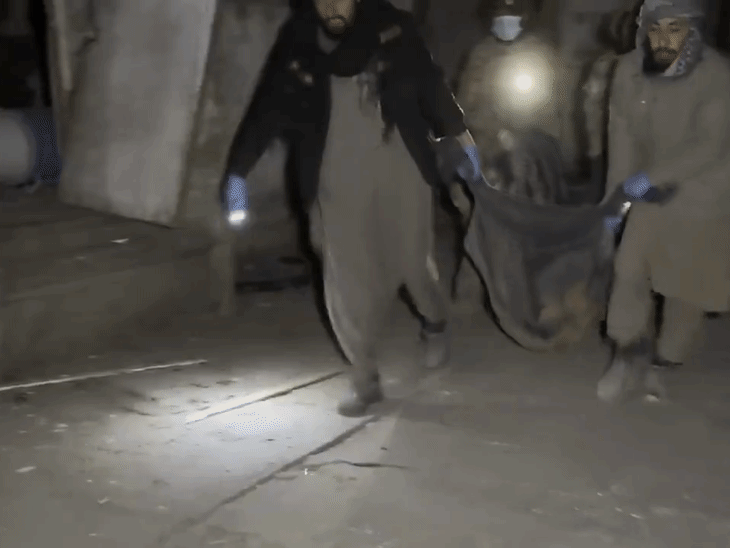 अफगान सेना के जवान शव को कंबल में रखकर ले जाते हुए।