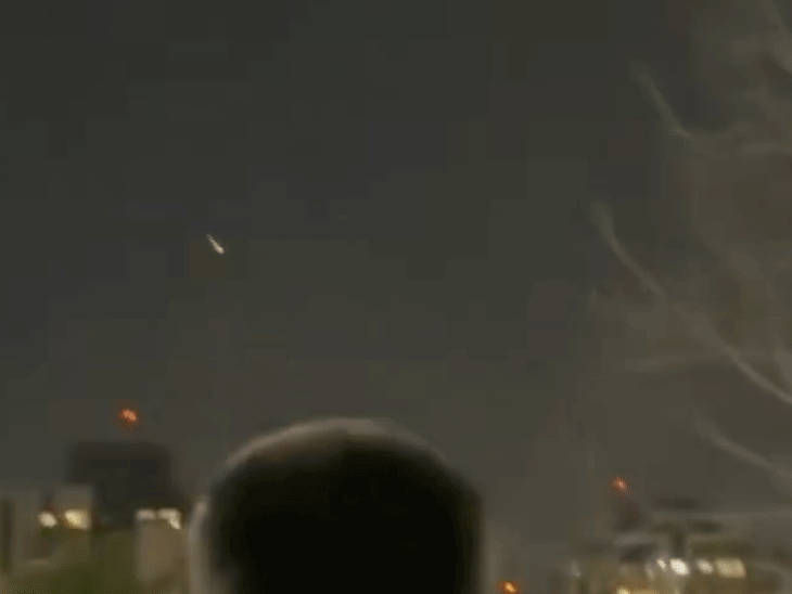 इजराइली एयर डिफेंस सिस्टम ने सोमवार रात ईरानी से आ रही एक मिसाइल को बीच में ही रोक दिया।