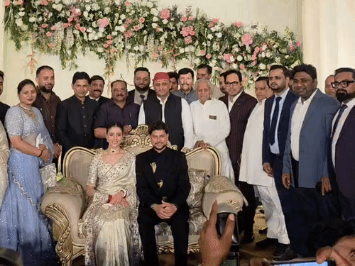 अखिलेश यादव ने कुलदीप-वंशिका के साथ फोटो खिंचाई।