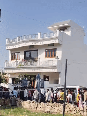 यह राजकुमार चौहान का बरगदवा इलाके में स्थित घर है। उनकी मौत की सूचना पर आसपास के सैकड़ों लोग पहुंच गए थे।