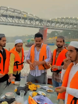 इफ्तार पार्टी के दौरान युवक कोल्ड ड्रिंक पीने और फल भी खाते दिखे थे।