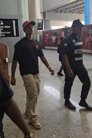 यशस्वी जायसवाल लखनऊ में एयरपोर्ट पर स्पॉट हुए हैं। वह यहां से कार से होटल द सेंट्रम पहुंचेंगे।