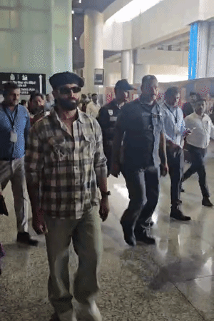 ऑलराउंडर रविंद्र जडेजा लखनऊ पहुंच चुके हैं। वह काली टोपी और काला चश्मा लगाए हुए थे।