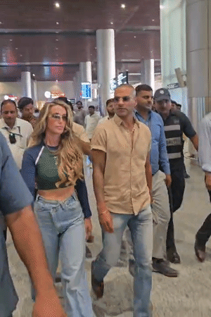 पूर्व क्रिकेटर शिखर धवन अपनी पत्नी सोफी शाइन के साथ लखनऊ पहुंचे। दोनों कैजुअल ड्रेस में हैं।