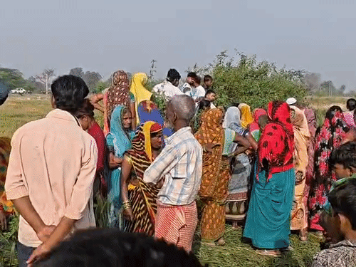 खेत में बच्ची का शव मिलने की सूचना के बाद मौके पर गांववालों की भीड़ जुट गई।