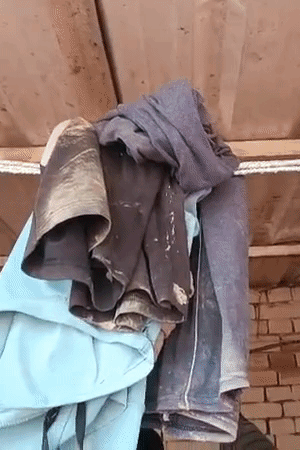 पुलिस ने आरोपी पड़ोसी के घर से मिट्टी में सने कपड़े बरामद किए हैं। फोरेंसिक टीम ने इसकी जांच शुरू कर दी है।