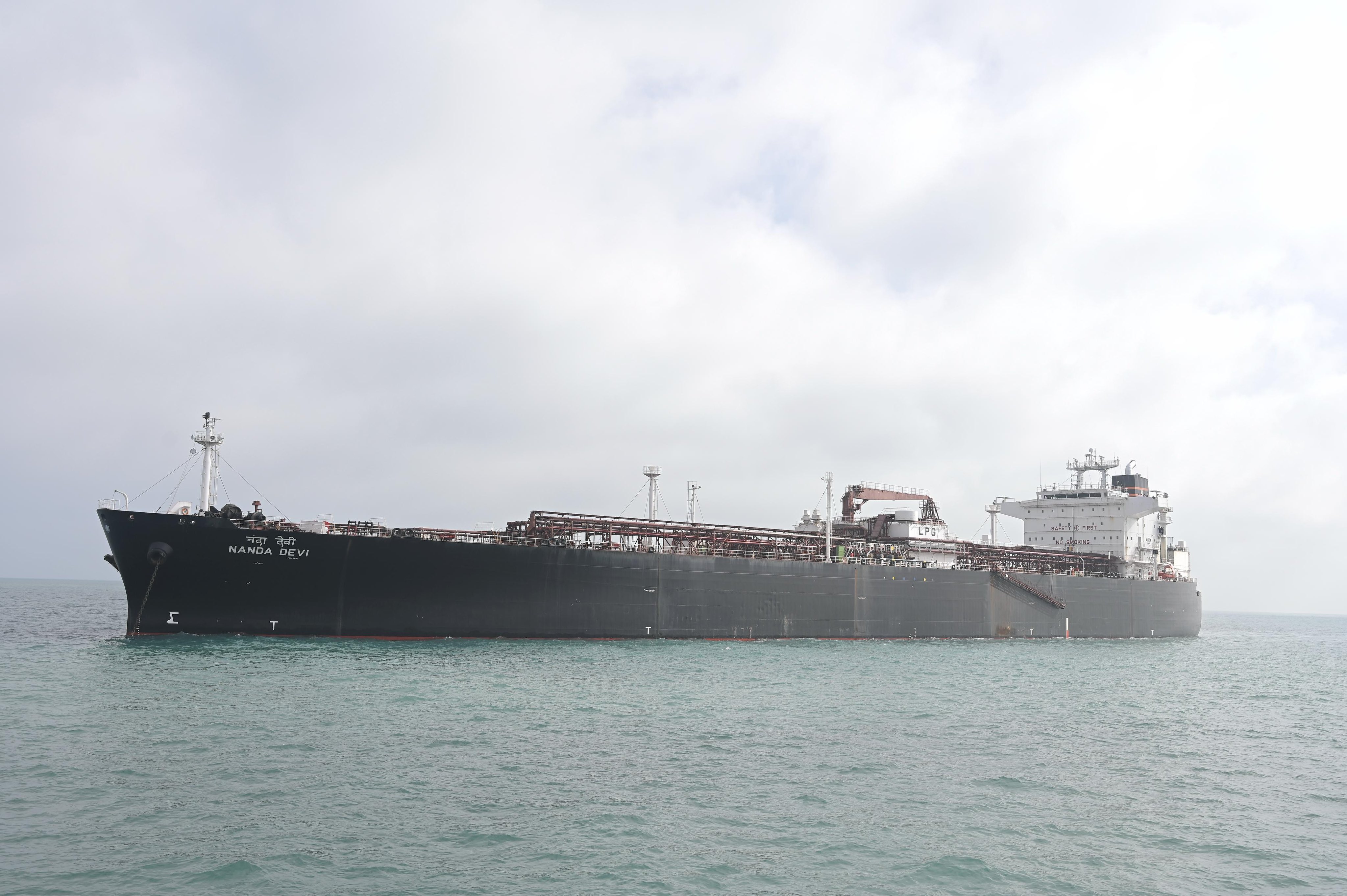 नंदा देवी जहाज होर्मुज स्ट्रेट को पार करके आज रात 2:30 बजे गुजरात के वडिनार पोर्ट पहुंचा।