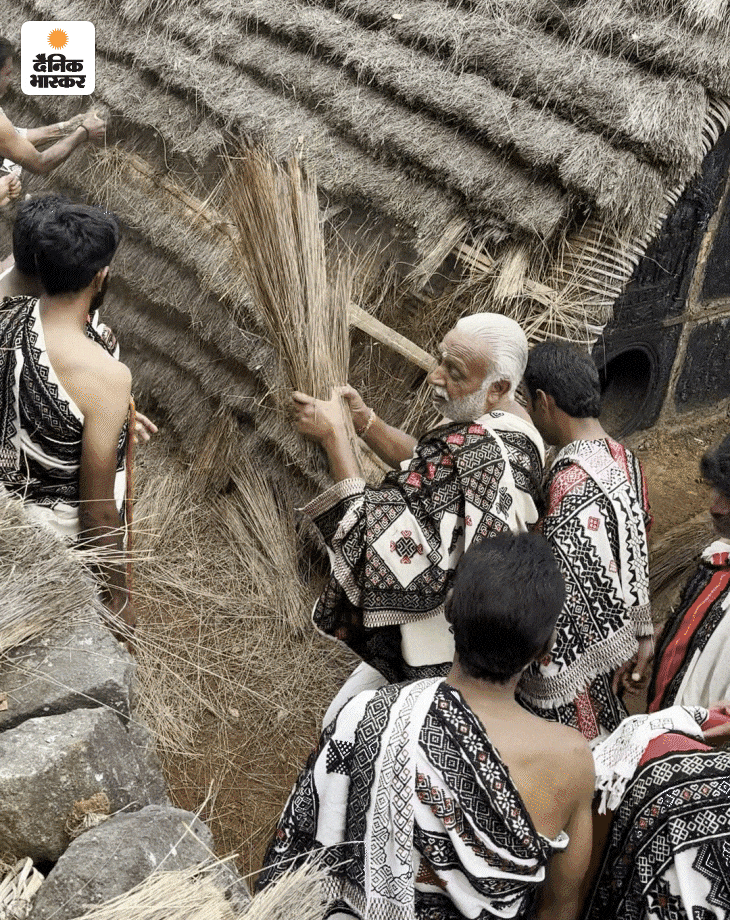 मंदिर की छत उजाड़ते हुए टोडा लोग।