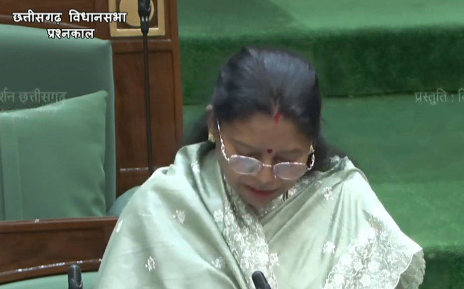 कांग्रेस विधायक अंबिका मरकाम ने राजस्व मंत्री टंक राम वर्मा से पूछे सवाल।