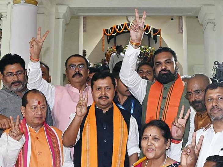 चुनाव जीतने के बाद बीजेपी राष्ट्रीय अध्यक्ष नितिन नवीन और शिवेश राम। (बीच में)