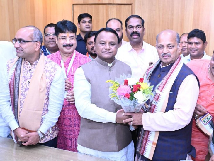 चुनाव जीतने पर मनमोहन सामल और सुजीत कुमार को बधाई देते सीएम मोहन चरण मांझी।