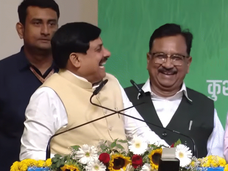 सीएम ने एक कार्यक्रम में नेता-अफसरों को उठकर बैठने को कहा। इस पर ठहाके गूंजे।