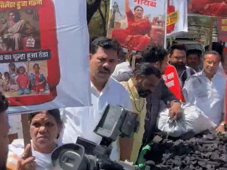 गैस सिलेंडर की किल्लत को लेकर कांग्रेस ने कोयला बांटकर अनोखा प्रदर्शन किया।