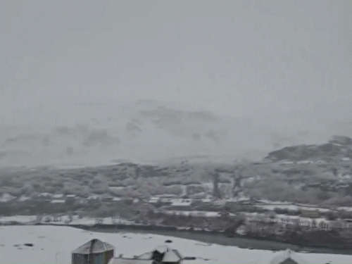 लद्दाख में तापमान में भारी गिरावट के कारण ड्रास बर्फ की मोटी चादर से ढक गया है।