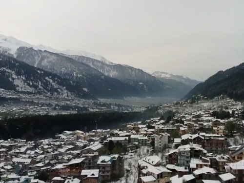 हिमाचल प्रदेश के मनाली के कई हिस्सों में मंगलवार को बर्फबारी हुई।