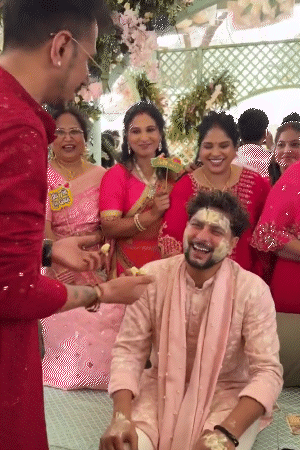 भारतीय क्रिकेट टीम के गेंदबाज युजवेंद्र चहल ने कुलदीप यादव को मसूरी में हल्दी लगाई थी।