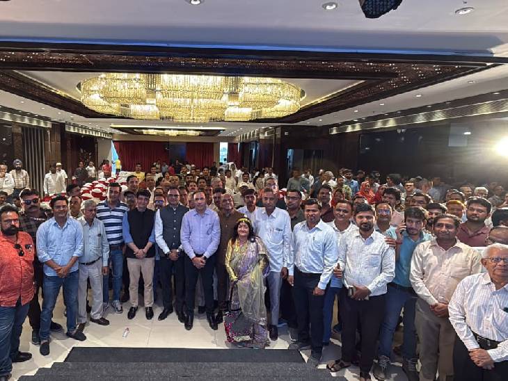 In the panel discussion, the youth, elders and women of the city asked questions related to investment.