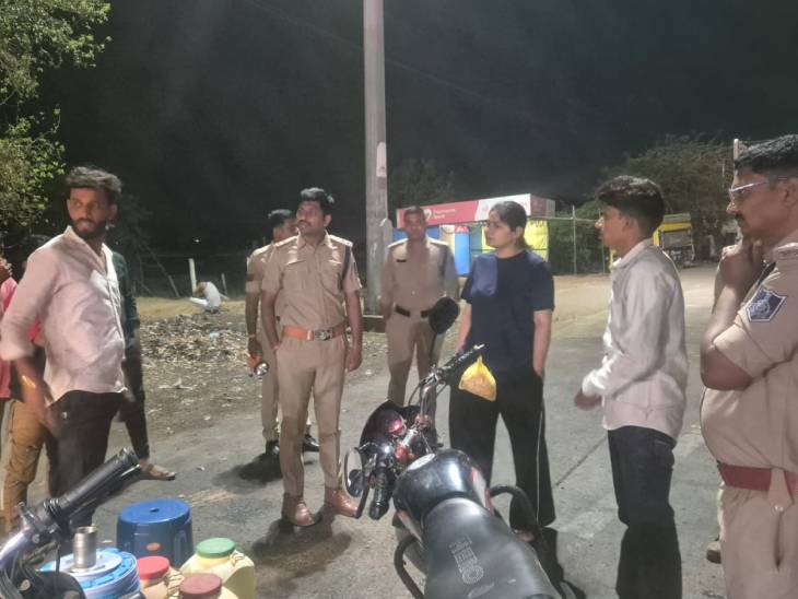 घटना के बाद धामनोद पुलिस मामले में जांच कर रही है।