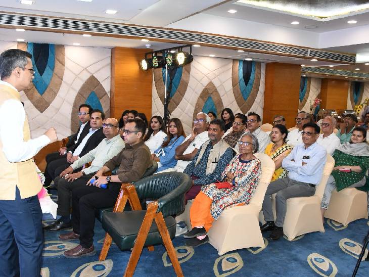 आदित्य बिड़ला सन लाइफ एएमसी लिमिटेड के जोनल मैनेजर, इन्वेस्टर एजुकेशन एंड डिस्ट्रीब्यूटर डेवलपमेंट अभिजीत देशमाने ने वर्कशॉप को संबोधित किया। - Dainik Bhaskar