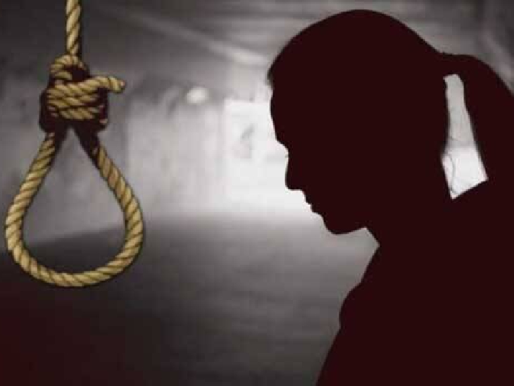 साइकोलॉजिस्ट जोनाथन हेड के अनुसार-10 से 14 वर्ष की लड़कियों के बीच स्वयं को नुकसान पहुंचाने वाले मामले 188 प्रतिशत और उस आयु के लड़कों में 48 प्रतिशत बढ़ गए।- प्रतीकात्मक फोटो - Dainik Bhaskar