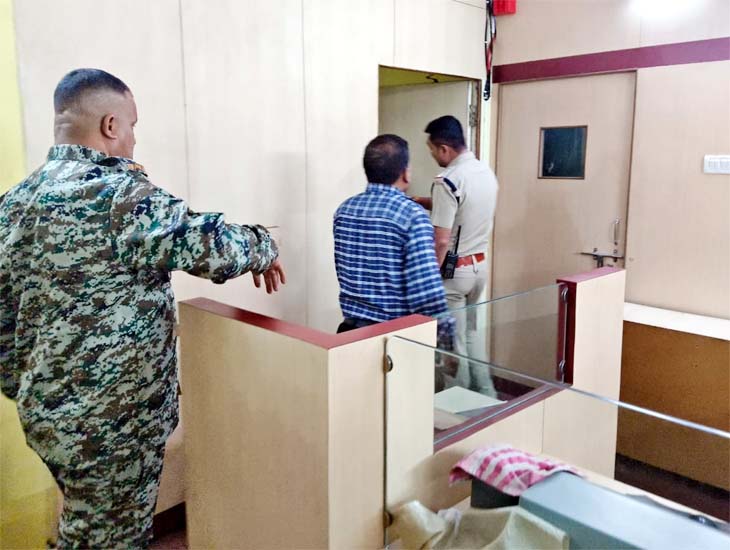 रायगढ़ में 2 रात में 2 बैंक के ताले टूटे:  चोर कैश चोरी करने में रहे नाकाम, CCTV कैमरे को तोड़कर DVR ले भागे – Raigarh News