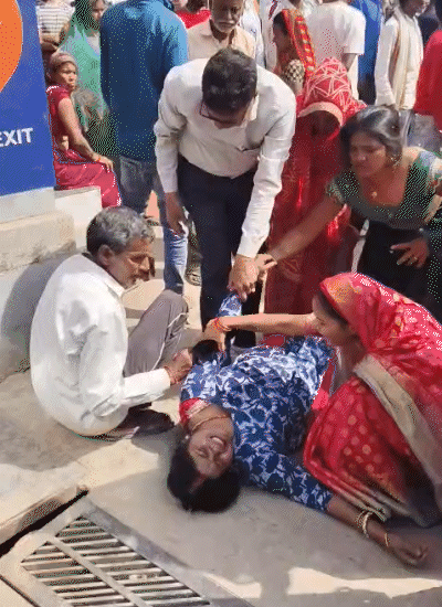 पत्नी सुशीला सड़क पर बैठकर प्रदर्शन कर रही थीं। वह लगातार रो रही थीं और रोते-रोते बेहोश होकर गिर गई थीं।