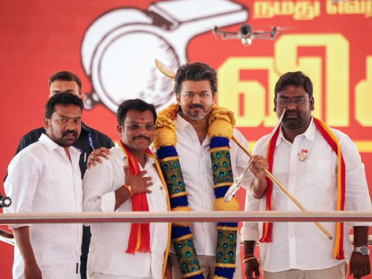 वेल्लोर में TVK की रैली के दौरान थलापति विजय ने कहा कि कोई हमें खरीद नहीं सकता, हमारा वोट चुनाव चिन्ह सीटी के लिए है।