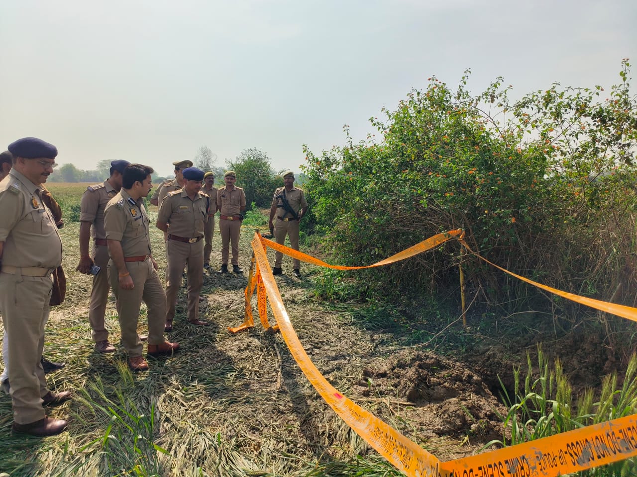 इसी खेत के किनारे झाड़ी के पास गड्ढा खोदकर बच्ची का शव दफनाया गया था।