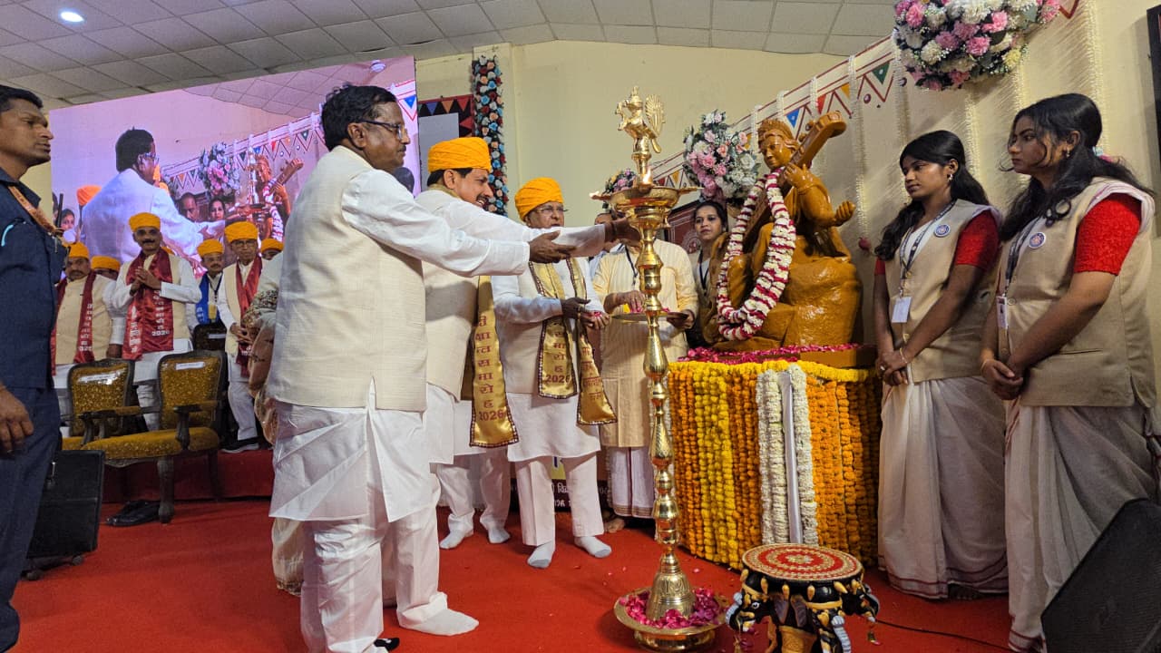 सम्राट विक्रमादित्य विश्वविद्यालय के 30वें दीक्षांत समारोह का शुभारंभ करते राज्यपाल, मुख्यमंत्री एवं अन्य प्रतिनिधि और अधिकारी।