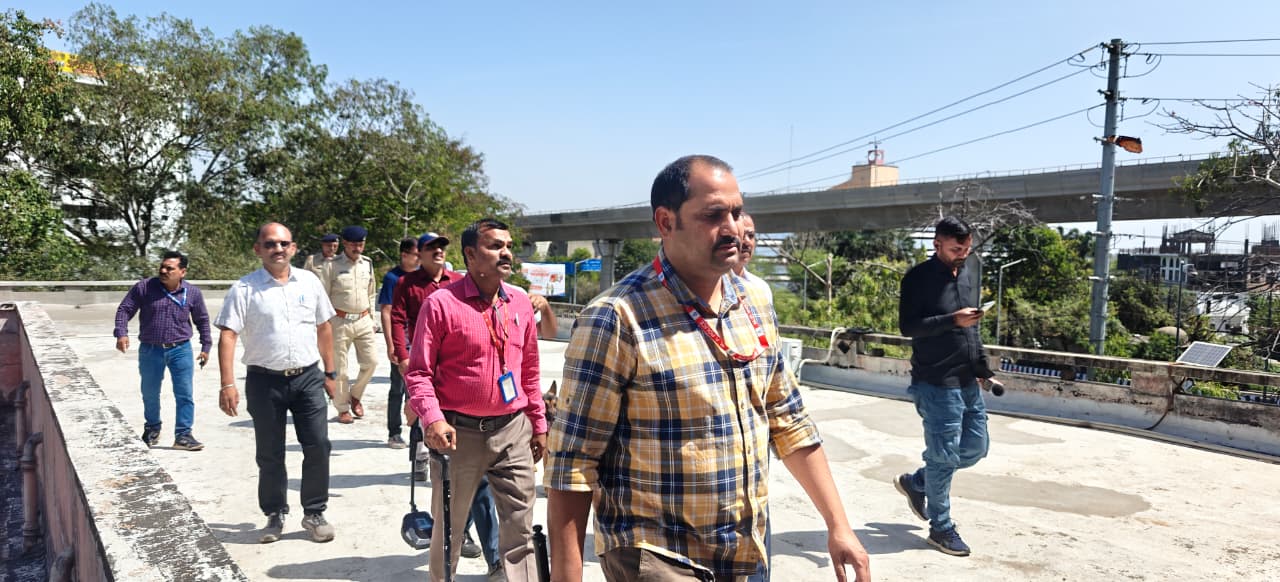 जांच करती हुई बम स्क्वाड।