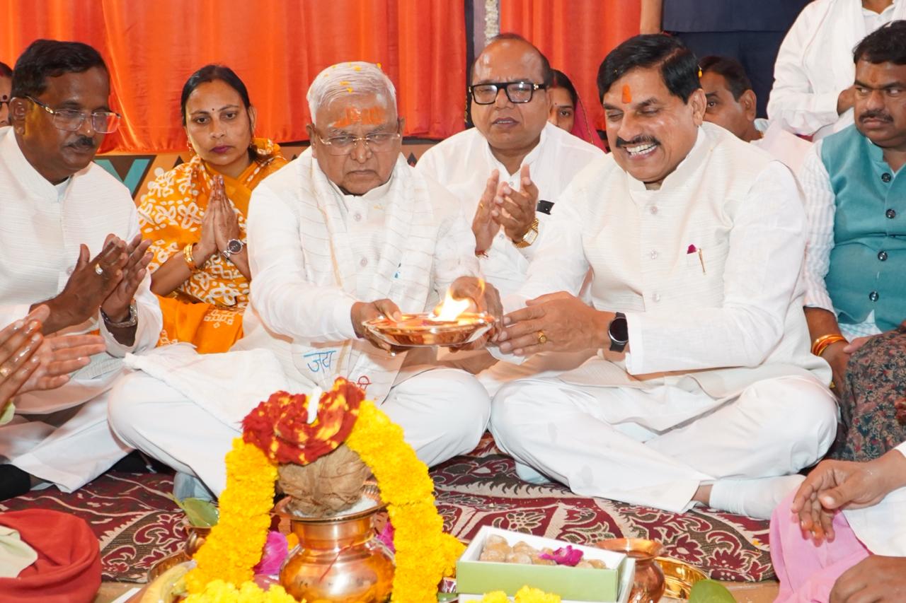 विकास कार्यों के भूमिपूजन के दौरान राज्यपाल व सीएम।