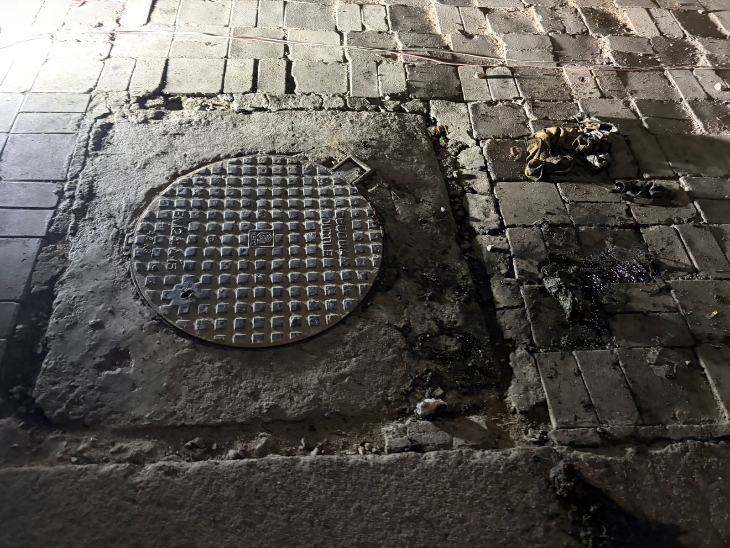 अस्पताल के अंदर बने इसी चैंबर में स्वीपर सफाई के लिए उतरे थे।