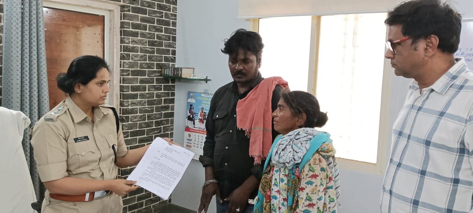 फिल्म डायरेक्टर सनोज मिश्रा के साथ मंगलवार को मोनालिसा के माता-पिता मंडलेश्वर पहुंचे और डीएसपी श्वेता शुक्ला की शिकायत सौंपी।