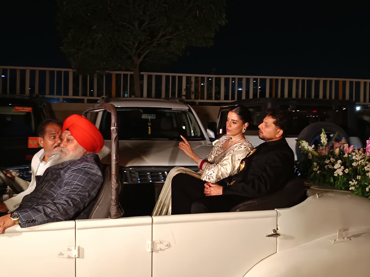 कुलदीप और वंशिका बचपन के दोस्त हैं। दोनों विंटेज कार में सवार होकर रिसेप्शन में पहुंचे।