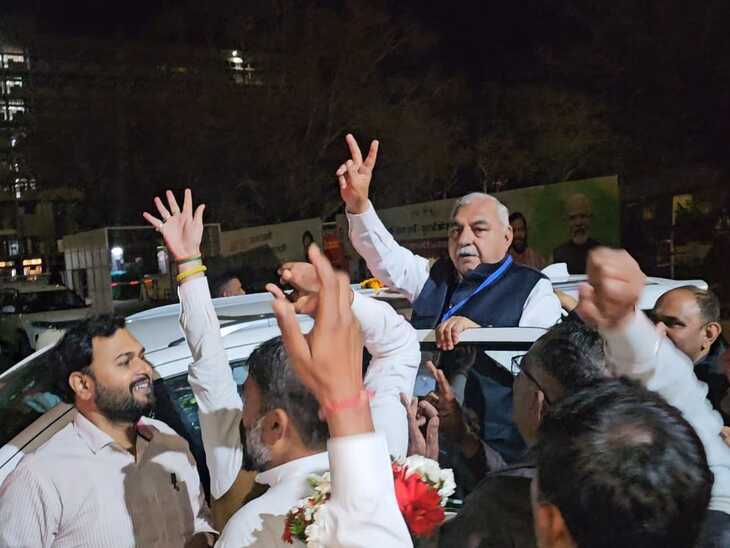 कांग्रेस उम्मीदवार कर्मवीर बौद्ध की जीत के बाद विक्ट्री साइन बनाते नेता प्रतिपक्ष भूपेंद्र सिंह हुड्‌डा और अन्य कांग्रेसी नेता।