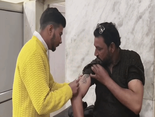 सिविल अस्पताल में इंजेक्शन लगवाने पहुंचा युवक।