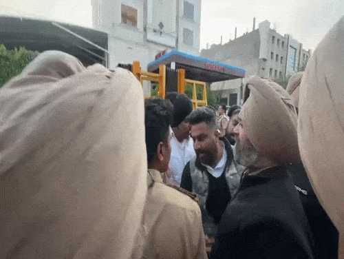 होटल पार्क प्लाजा को गिराए जाने के दौरान मौजूद पुलिस फोर्स और उनसे बहस करते नेता।