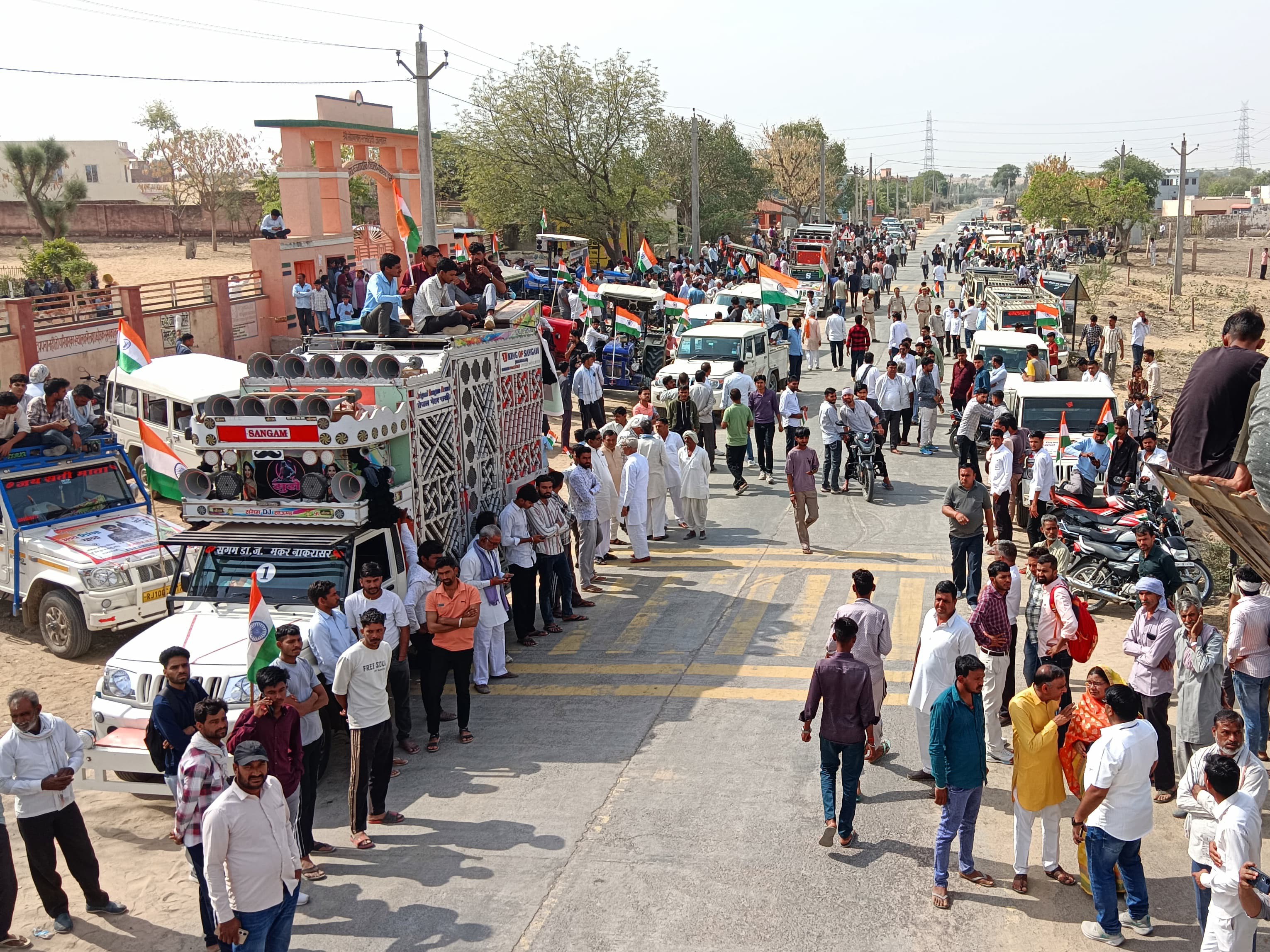 दाऊदसर गांव में हवलदार हरलाल कालेर की याद में तिरंगा यात्रा निकाली गई।