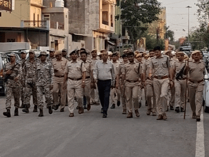 करीब डेढ़ घंटे तक पैदल चलकर एसपी प्रवीण नायक और टीम ने शहर का दौरान किया।